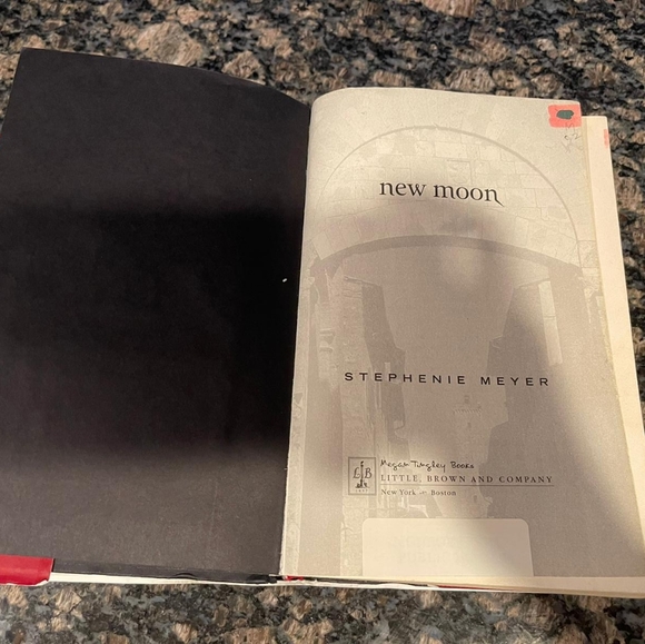 New Moon (Twilight) Book - used - Picture 12 of 12